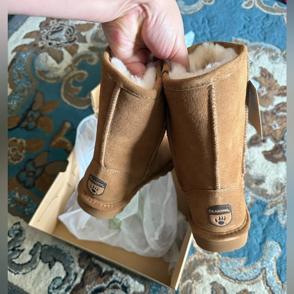 Bearpaw Women's Elle Short Hickory Suede  Boots . Size 8